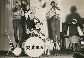 Die Bauhaus-Kapelle spielt, 1930 © Unbekannt, Bildnachweis: Bauhaus-Archiv Berlin